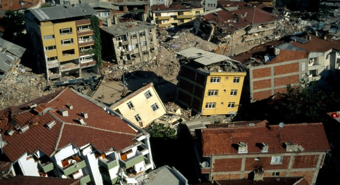 Korozyon binaları çürütüyor, deprem yıkıyor! | Bitüder Uyarıyor: Artık Uyanın !